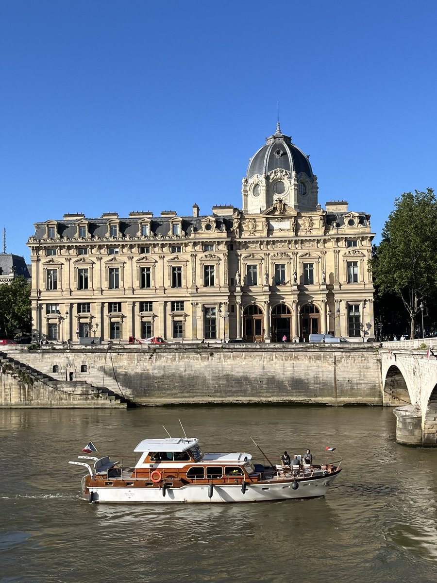 Université d’été de <a href="/ParisPlaceDroit/">Paris Place de Droit</a> au tribunal de commerce de Paris: les praticiens du droit des affaires réfléchissent ensemble à la construction d’un environnement meilleur et au règlement apaisé des conflits. Une contribution utile aux débats de la cité!