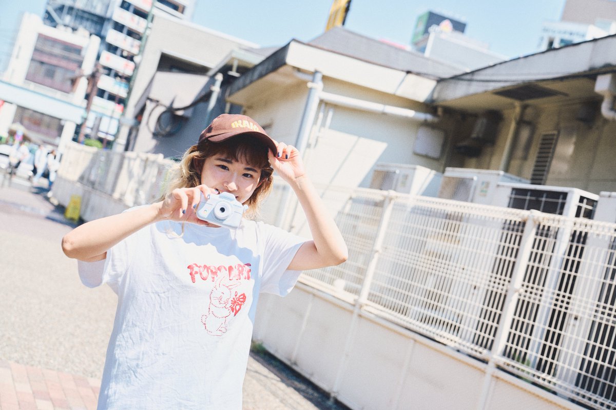 genic_web's tweet photo. ストリートファッションによくあうルックスと、スナップシューターとしての実力は、キッズだけのものにしておくにはもったいない。大人への新提案、トイカメラ「PINT KIDS」（ピントキッズ）を8名に ＃プレゼント！

① @genic_web をフォロー
② この投稿をリポスト

詳細 https://t.co/aTLDCEOf5K
Model：名取五葉 @camera_chico
Photographer：中山文 @nkyn_photo 
※本投稿の掲載写真はフルサイズデジタルカメラで撮影。
　作例写真はWEBにてチェック。

詳細 https://t.co/aTLDCEOf5K
@cocotas__