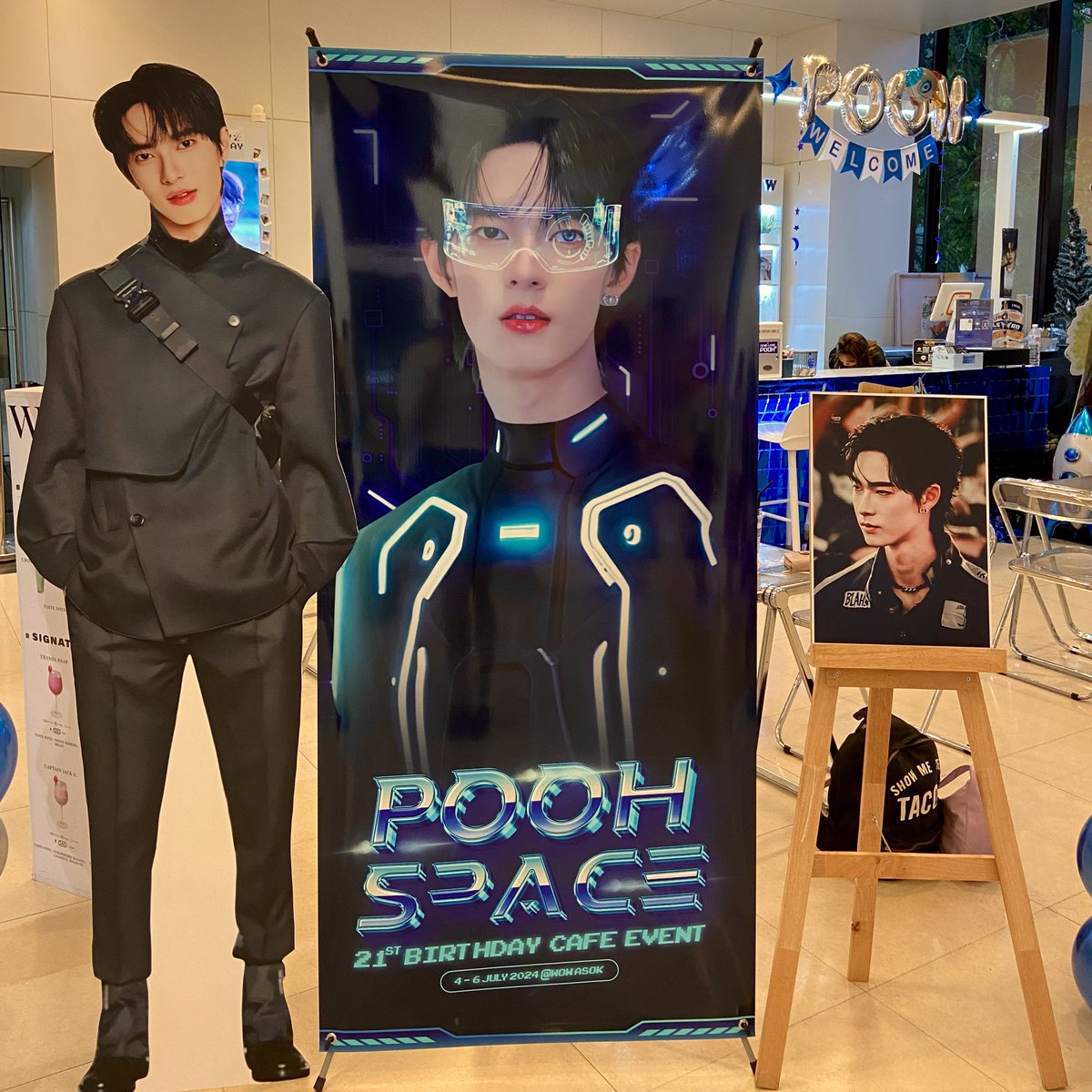 ppurpleur's tweet photo. มาเช็คอินคาเฟ่สุดหล่อแย้วค้าบ 🛰️ คาเฟ่สวยสุดๆ น้องพูห์กับสีน้ำเงินดีมากเสมอเยย มีนักบินอวกาศจิ๋วน่วย มาหาจิ๋วกาน 🐶🪄🔭

𝇋♡︎𝇌 #HBD21YearsOfPOOH
#OurSpaceisPOOH 𐙚

꙳🛰️ ˒˒ #ppoohkt @ppoohkt .☘︎ ⡱ https://t.co/QUiof2j6w2