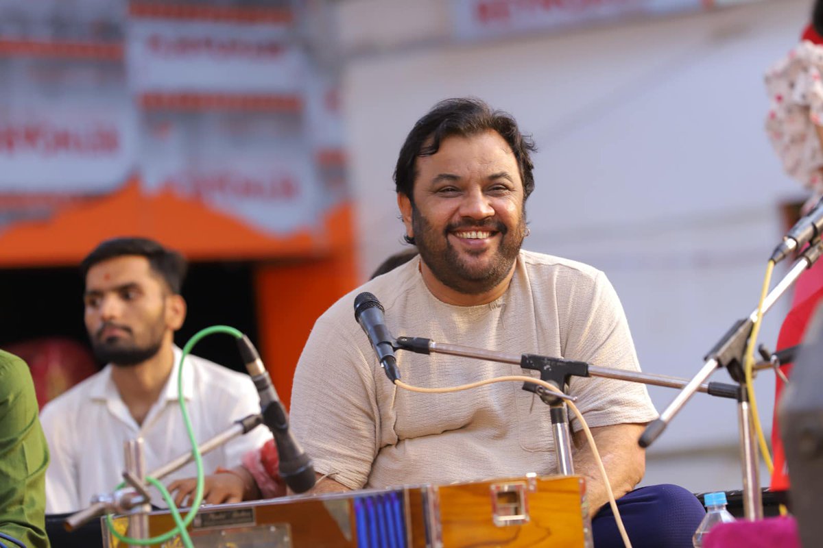 गुजरात के सुप्रसिद्ध भजन गायक कीर्तिमान गढ़वी ने भक्तिरस से सराबोर किया पूरे बागेश्वर धाम के भक्तों को वो अद्वित्य था…पूज्य सरकार के अतिप्रिय और हम सबके गुरुभाई कीर्तिमान गढ़वी ने आनंद वर्षा कर दी…
#bageshwardhamsarkar #Bageshwardham #happybirthdayguruji