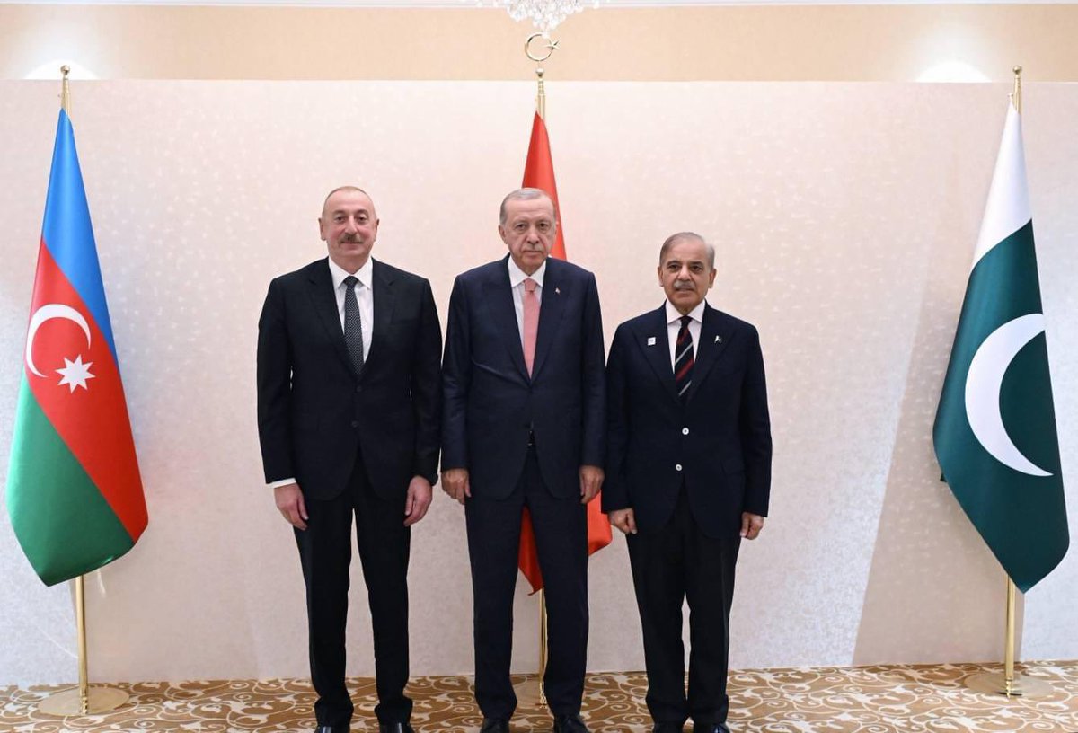 EminHajiyev's tweet photo. Astanada Azərbaycan Prezidenti, Türkiyə Prezidenti və Pakistanın Baş naziri arasında üçtərəfli görüş keçirilib. https://t.co/RouT8pNubZ