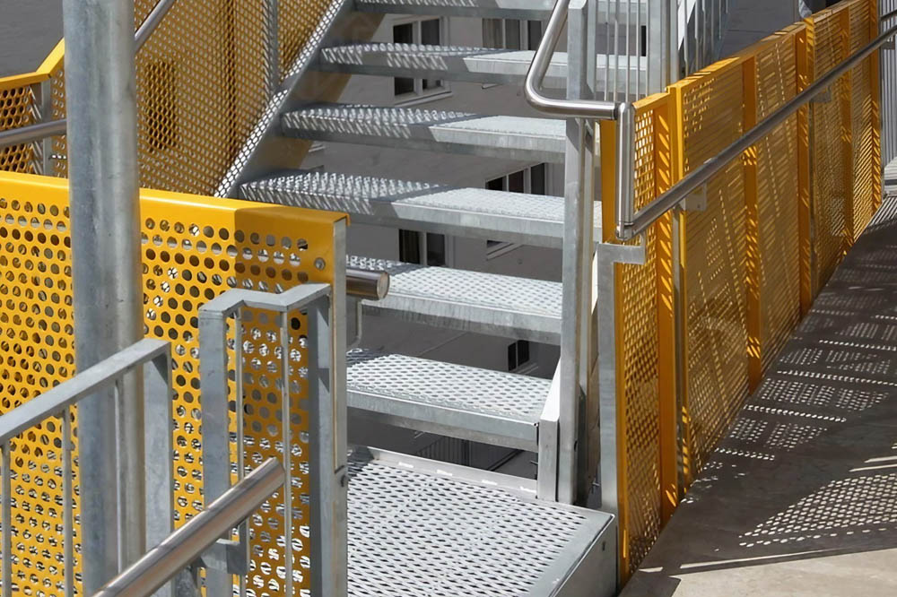 tbkmetal's tweet photo. 🚀 Discover the versatility and style of perforated metal railing guardrail designs! 

Perfect for both safety and aesthetics in modern architecture. Learn more with TBK Metal's latest insights: https://t.co/HyHlH51maE

#Architecture #Design #Innovation #Metalwork #TBKMetal https://t.co/MSgGAlyF27