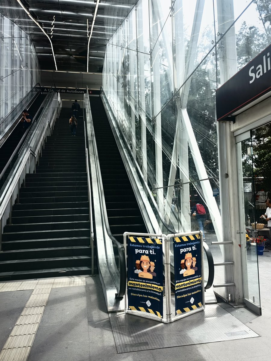 luxxz's tweet photo. @SITEURJAL  si no van a arreglar las escaleras... Mínimo secarlas para evitar lesiones... https://t.co/zONyFeBTMe