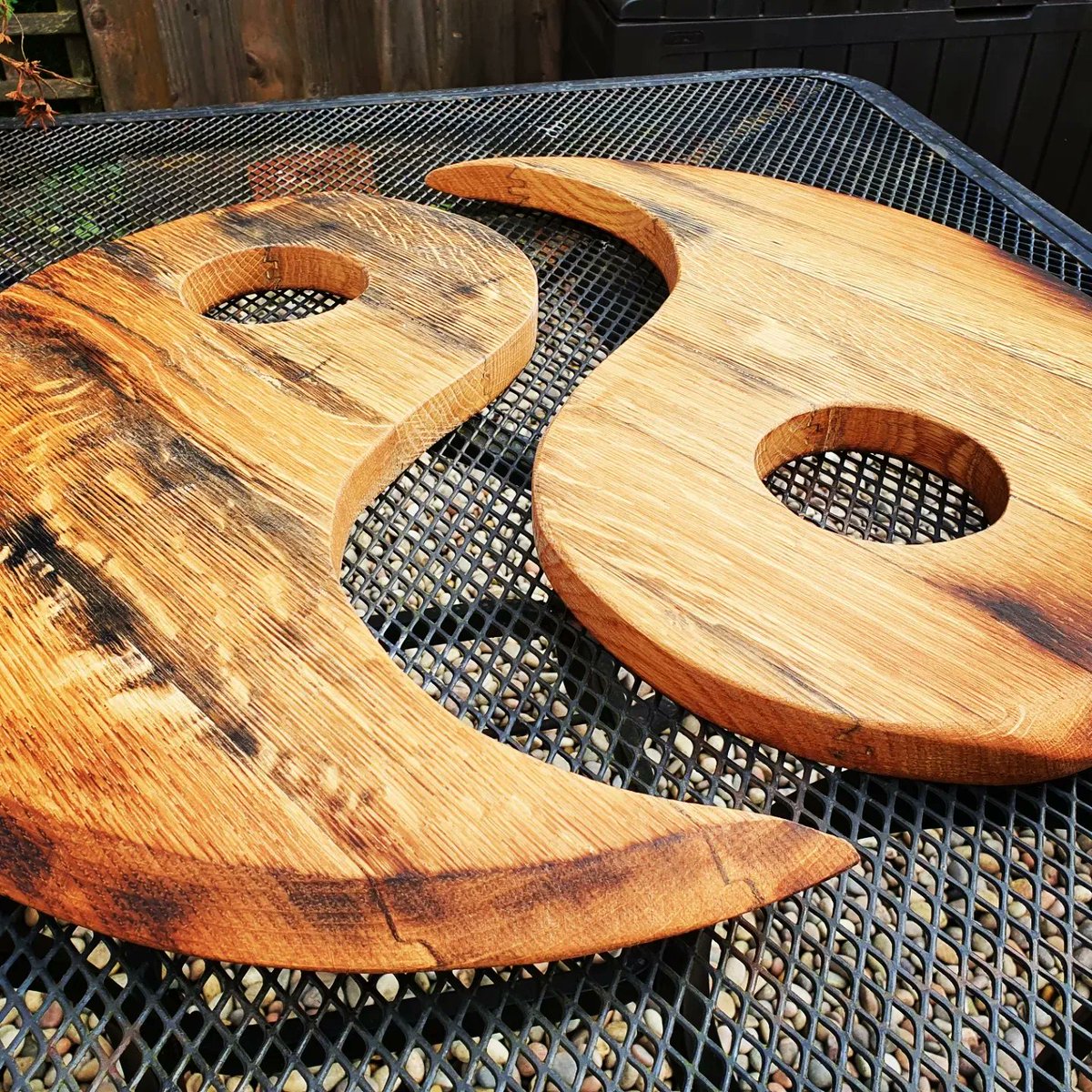 Yin Yang oak barrel lid.  Always fun to do.  Mainly because It's an excuse to get my compass out. 🤓

#bmbarrels
#yinyang