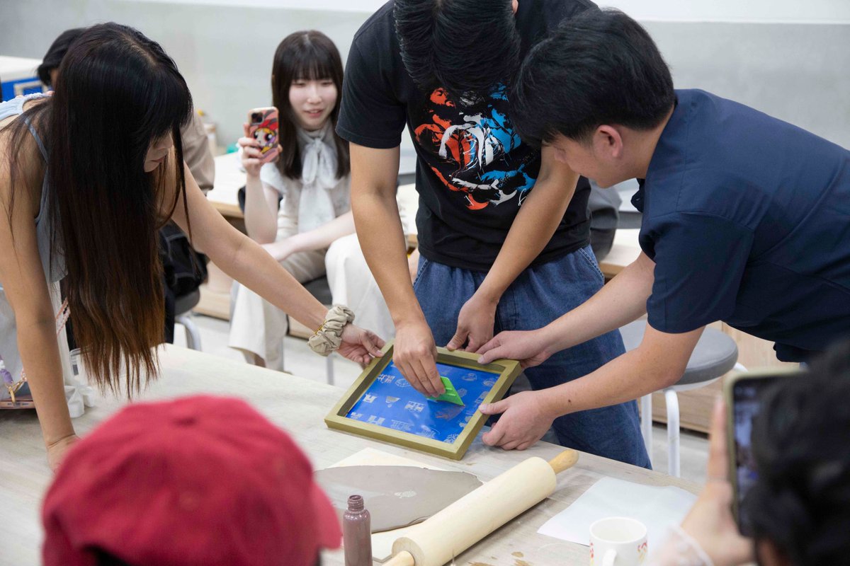 tagprojects's tweet image. 【会期は明日まで！】STREAM Hall 2019 200Bで開催中の国際交流展「微物観」では、台南・長栄大学の先生方によるワークショップが行われました。写真は実演の様子です。展示は明日で終了しますので、ぜひ会場にてボリュームのある展示をご覧いただければ幸いです。
#玉川大学 #長栄大学 #TAGprojects