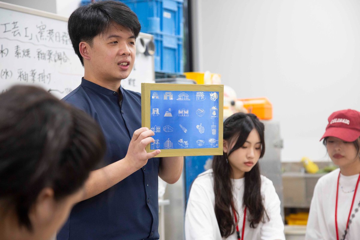 tagprojects's tweet image. 【会期は明日まで！】STREAM Hall 2019 200Bで開催中の国際交流展「微物観」では、台南・長栄大学の先生方によるワークショップが行われました。写真は実演の様子です。展示は明日で終了しますので、ぜひ会場にてボリュームのある展示をご覧いただければ幸いです。
#玉川大学 #長栄大学 #TAGprojects