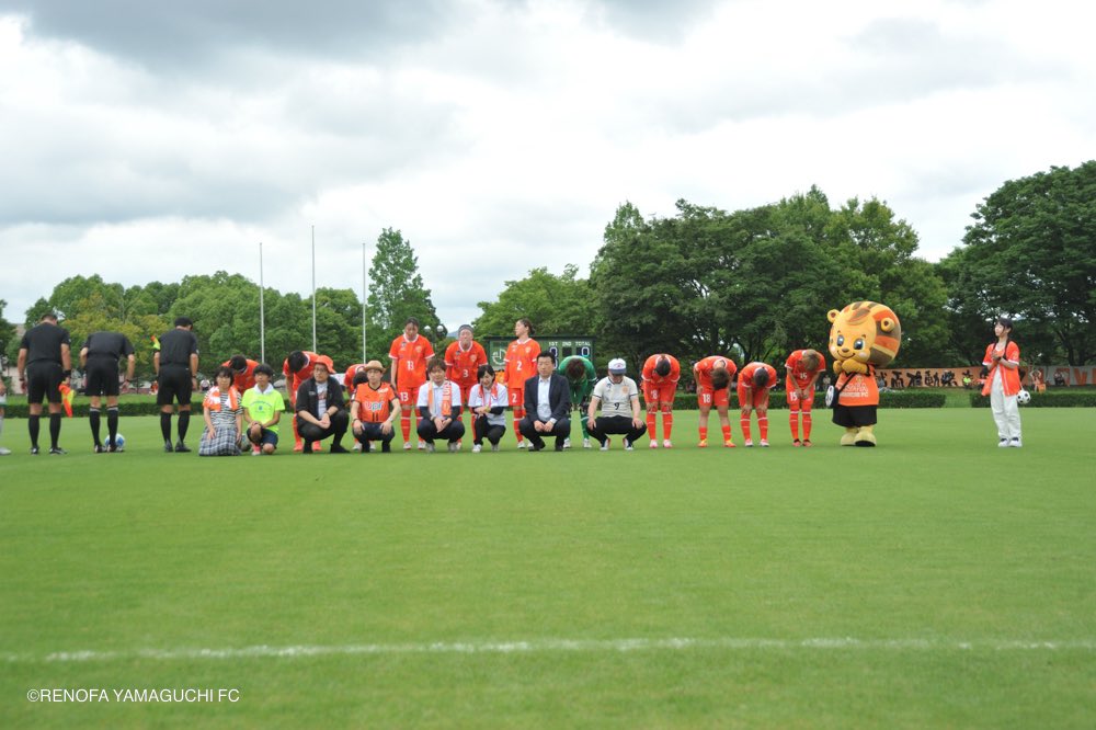 🟠⚪️
#総力1000人プロジェクト 振り返り✍️
ー

今節はエスコートパートナーとして、
選手が勤務している企業の方々と一緒に
入場して頂きました！

職場でも、いつも温かい励ましの声を掛けて頂き、ありがとうございます🙇‍♀️

#レノファレディース