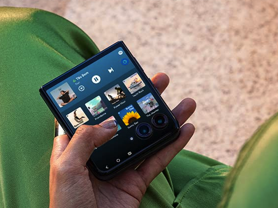 stufflistings's tweet photo. Q3. What is the screen size and refresh rate of the #motorolarazr50Ultra external display?
A. 2-inch and 165Hz
B. 4-inch and 165Hz
C. 3-inch and 120Hz
D. 5-inch and 60Hz
#winmotorolarazr50Ultra #FlipLessDoMore https://t.co/eNQEyZhNzc