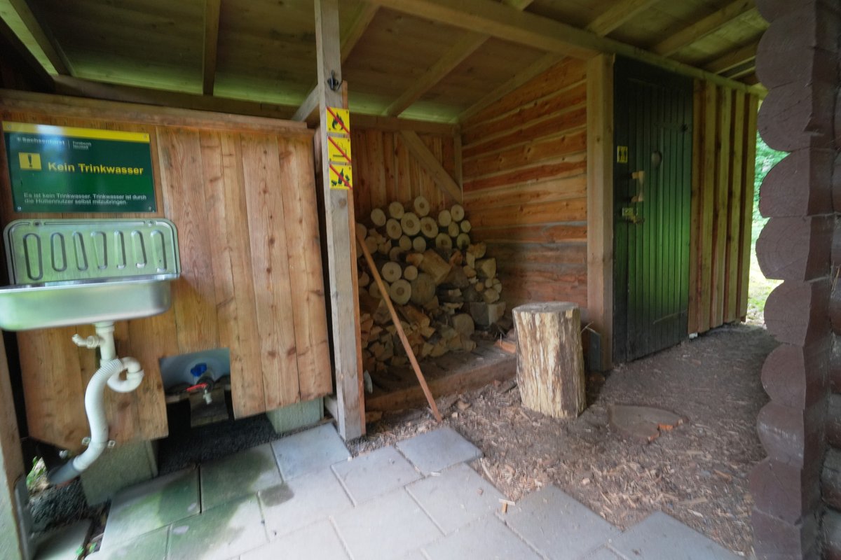 Forstler1's tweet photo. Die Hütte heißt Haselmausbaude nicht Haselmaushütte! Geschlafen wird unterm Dach, Leiter hoch. Diese hier liegt aber ein ganzes Stück weg vom #Forststeig, Weg ist aber gut ausgeschildert. https://t.co/rLo5CoWWCO