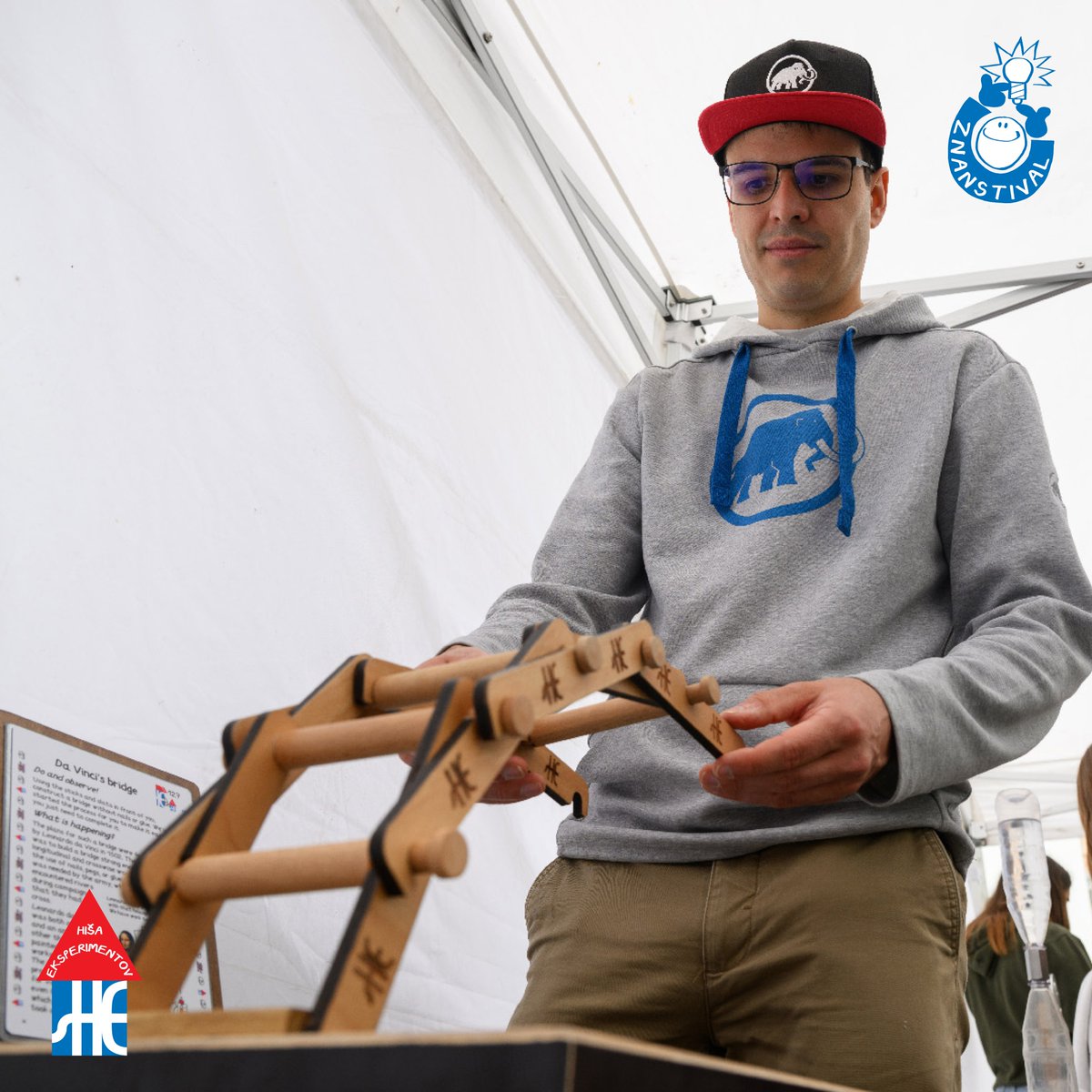 Utrinek z letošnjega Znastivala:

Ali je kaj trden most? Tudi letos ste lahko na nekaj lokacijah eksperimentirali na Hiški eksperimentov – naši potujoči zbirki poskusov.

Kdo je prvi opisal most, ki ga gradi obiskovalec?

Foto: Domen Pal

#znanstival