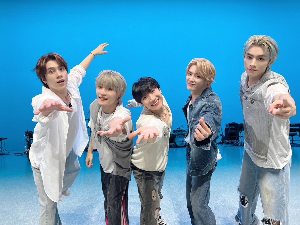WayV_official's tweet photo. 🩵🫳🫴🫴🫰✌️🩵
WayZenNi!!! Gimme your love~

#잇츠라이브 #itsLive 
#WayV #威神V #GiveMeThat 
#WayV_GiveMeThat https://t.co/HkRrdDnAZq