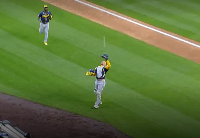 CyrtHogg's tweet photo. Obscure, silly baseball observation: A lot of the time on foul pop-ups, William Contreras will not drop his mask. Tonight, he somehow clamped both the mask and helmet while one-handing the catch. https://t.co/BoLvMf51xE