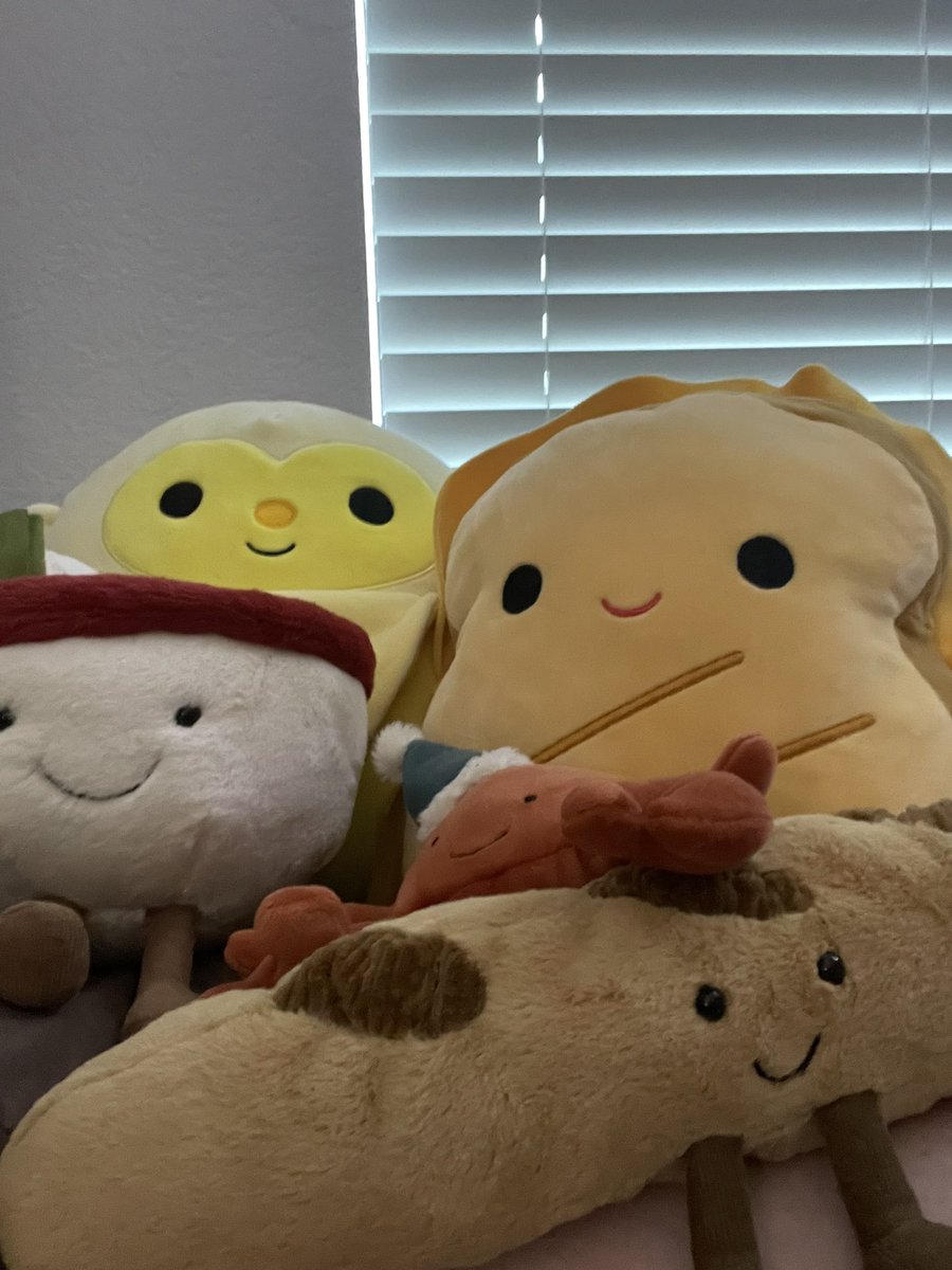 the girls when i text the group chat “who wants brunch?”