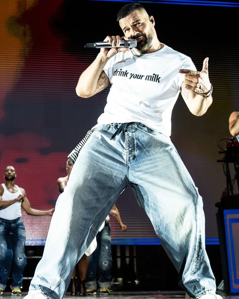 rickymartin348's tweet photo. OF COURSE I would wear this shirt on opening night of my tour of Spain! Thank you Jonathan Bailey x @LoeweOfficial for inviting me to support your incredible initiative The Shameless Fund So important! #DrinkYourMilk 
📸: @Leandrovco https://t.co/U5bR2OuOwE