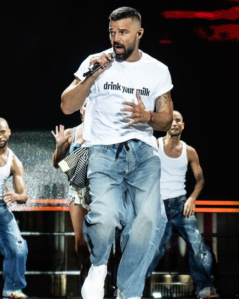 rickymartin348's tweet photo. OF COURSE I would wear this shirt on opening night of my tour of Spain! Thank you Jonathan Bailey x @LoeweOfficial for inviting me to support your incredible initiative The Shameless Fund So important! #DrinkYourMilk 
📸: @Leandrovco https://t.co/U5bR2OuOwE
