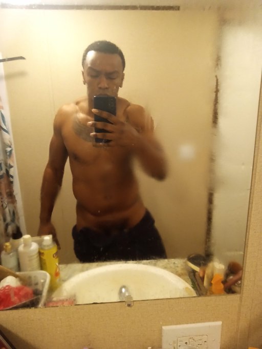 Message me tell me how u want to see us fuck tonight or where!!!! Bae just left gym . Tune in!! https://t