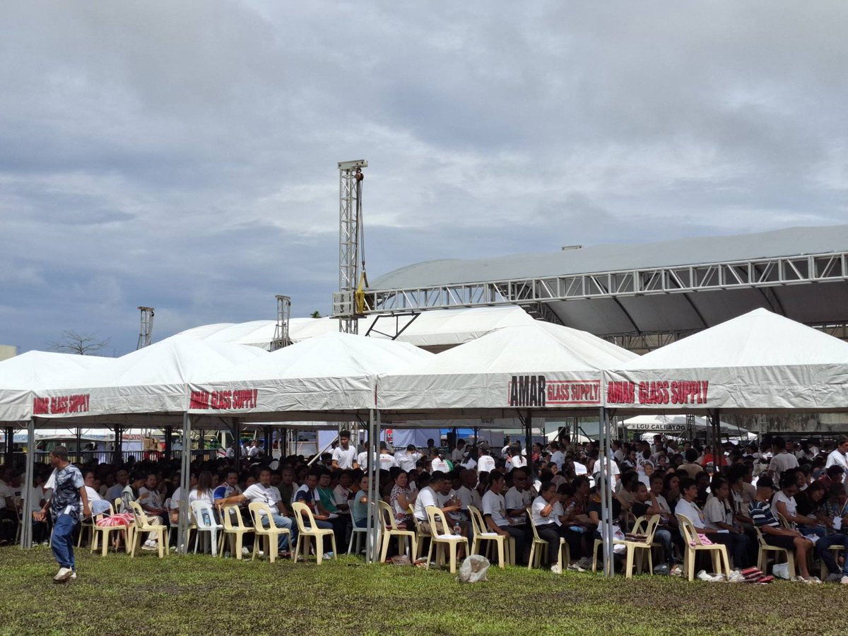 PTVph's tweet photo. TINGNAN: Inaabangan na ang pagdating ni Pangulong Ferdinand R. Marcos Jr. sa Calbayog, Samar ngayong Huwebes, Hulyo 4. | via Bernard Ferrer

(1/2) https://t.co/mE3HvcEDiC