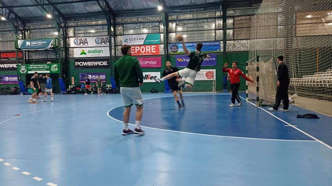 ferrocarriloest's tweet image. #HandballMasculino 🤾🏻‍♂️ Entrenamiento en el Multi de Los Mágicos que el sábado desde las 19.45 hs. visitarán a #ManuelDorrego en &quot;La Casa del Handball&quot; por la 14° Fecha del Metro Apertura de @femebal 
#VamosVerde! 💚🚂