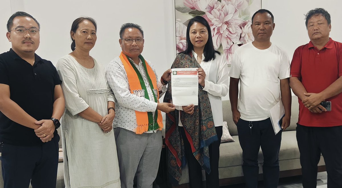 JakhaluHekani's tweet photo. Honouring the spirit of alliance we @NDPPofficial congratulate &amp; welcome Mr Mughavi Swu @BJP4Nagaland to join us in the formation of East Dimapur Town Council #TeamPDA #Dimapur3 https://t.co/ShsZRfldme