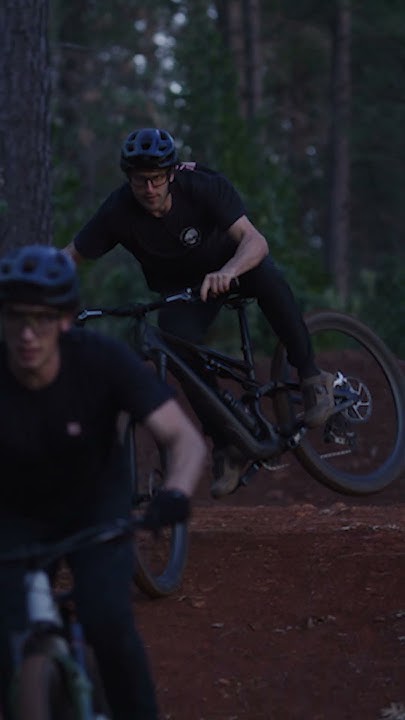 Austin...the people behind the new Stumpjumper 15 🤓 🚲#stumpjumper #mtb dlvr.it/T97M6b