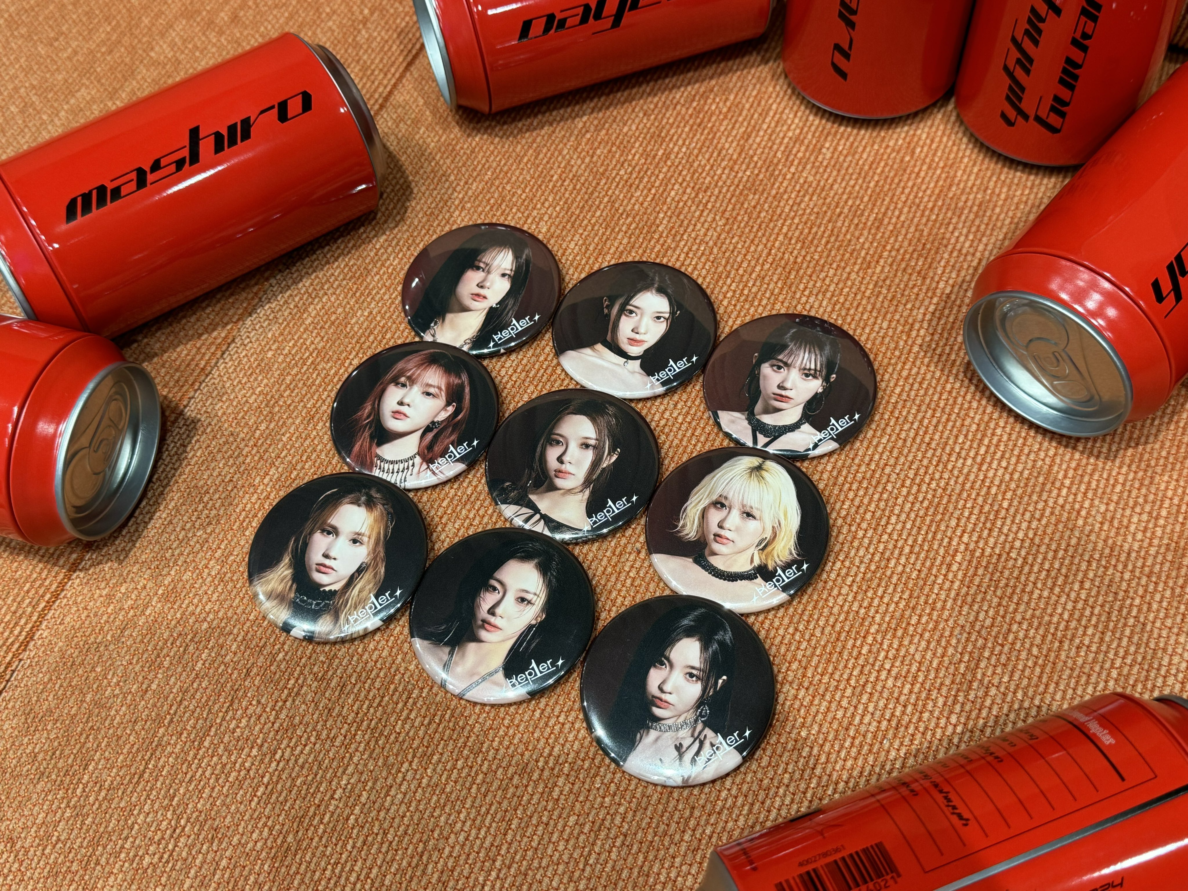 Kep1er ユジン 缶バッジ まとめ売り FLY-UP>ﾗﾝﾀﾞﾑ缶ﾊﾞｯｼﾞ(全9種)・Kep1er | Sony Music Shop・CD