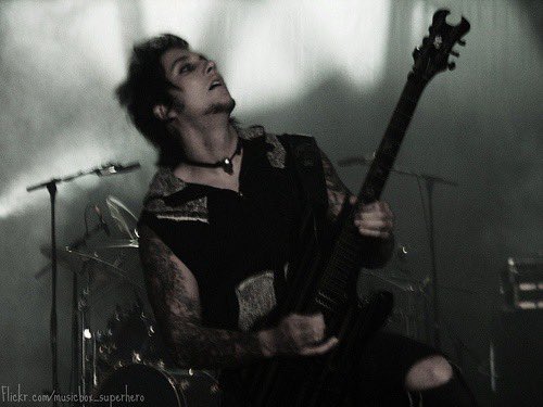 Bl00dyvisionary's tweet photo. Really thinking about synyster gates tonight https://t.co/mgokQMFkqQ