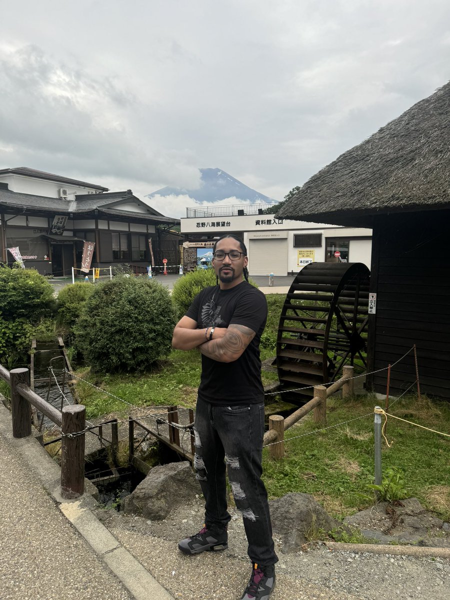 Fwhenii's tweet image. In Japan with it ! 🇯🇵