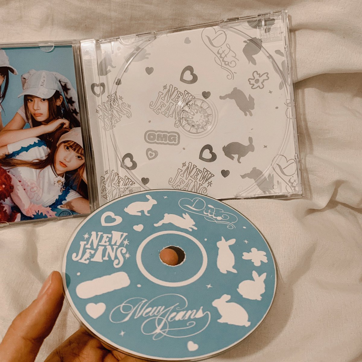 PlimioStore's tweet image. 💫 Novo Lançamento 💫

NewJeans - Toda a Discografia.

Inclui:
- 1 CD com Todas as musicas lançadas do Grupo.
- Estojo com capa, contra capa, foto interior, CD ilustrado, e foto de fundo.
- 9 Polaroids em Alta Qualidade.

💸 Preço: 24,99R$ 💸

Link: br.shp.ee/qD8M3Db