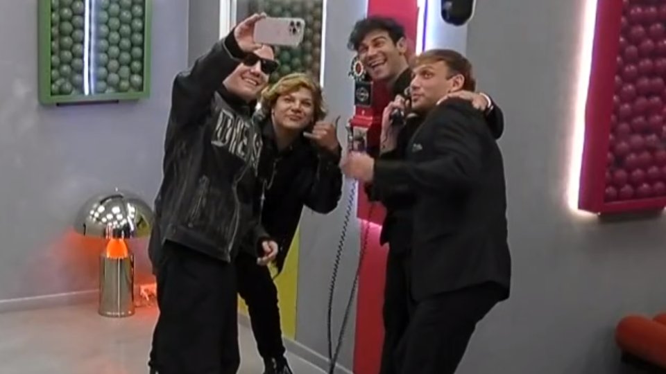 TronkOficial's tweet image. Foto con el teléfono rojo de #GranHermano