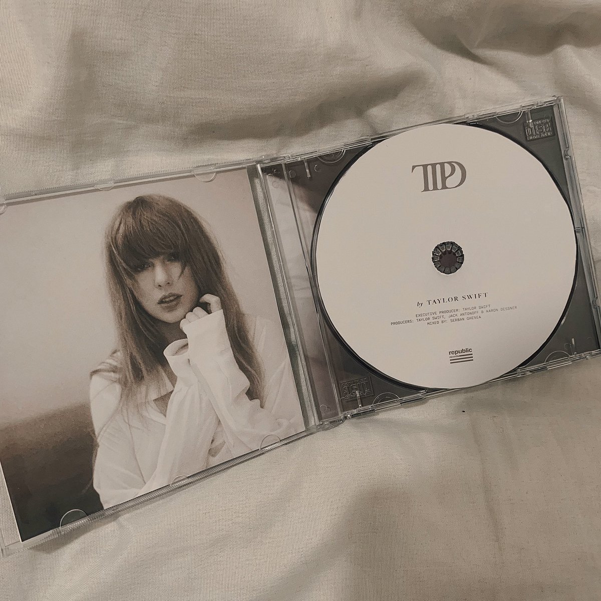 PlimioStore's tweet image. ✨ Fazemos CDs personalizados! ✨

Além dos CDs já disponíveis em nossa loja, também aceitamos pedidos de CDs personalizado de qualquer artista, banda ou grupo. Até mesmo CDs para presentes. Basta entrar em contato por DM e fazer o seu pedido. 🤍🫶🏼

Preço acessível! 🤍