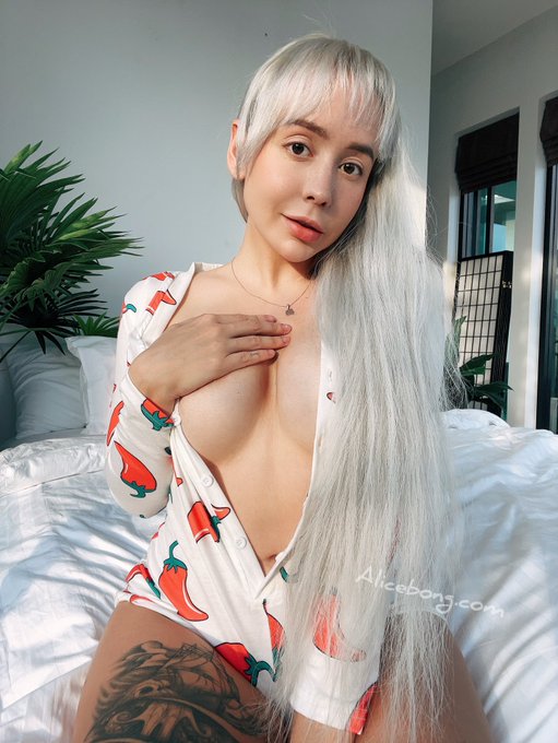 1 pic. Do you like my pajamas? https://t.co/NGELsnTPor