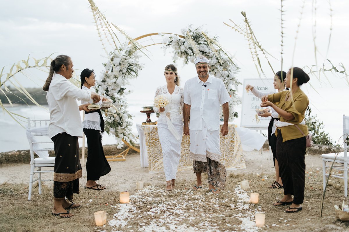 BaliHomeWedding's tweet photo. Balinese Hindu Blessing Wedding #ArtsOfWedding #BaliHomeWedding #LombokWeddingPlanner #BalanganWeddingVenue #MarryYou #Sparkler #Firework #Firedance #StageRental #HairMakeup #BaliWedding #BananaTerang #BananaLeafcandles #hundredCundles #FloatingFlowers https://t.co/tkiNJ7RAlM https://t.co/9g9sco3DVG