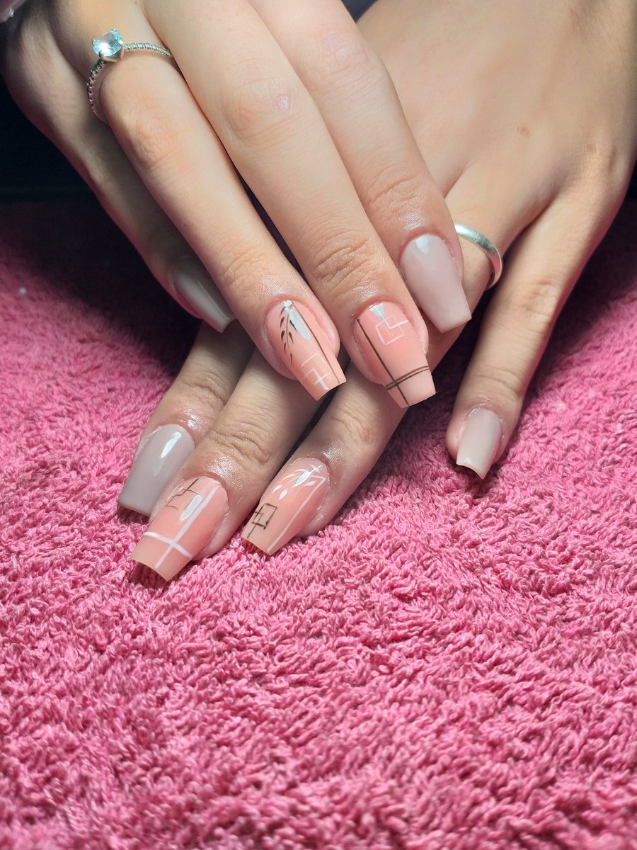 Alexia__ramirez's tweet photo. Vengo a presumir mis uñas acá también😋 todito hecho por mii💅🏼😋😍❤ https://t.co/PdKst1i2jA