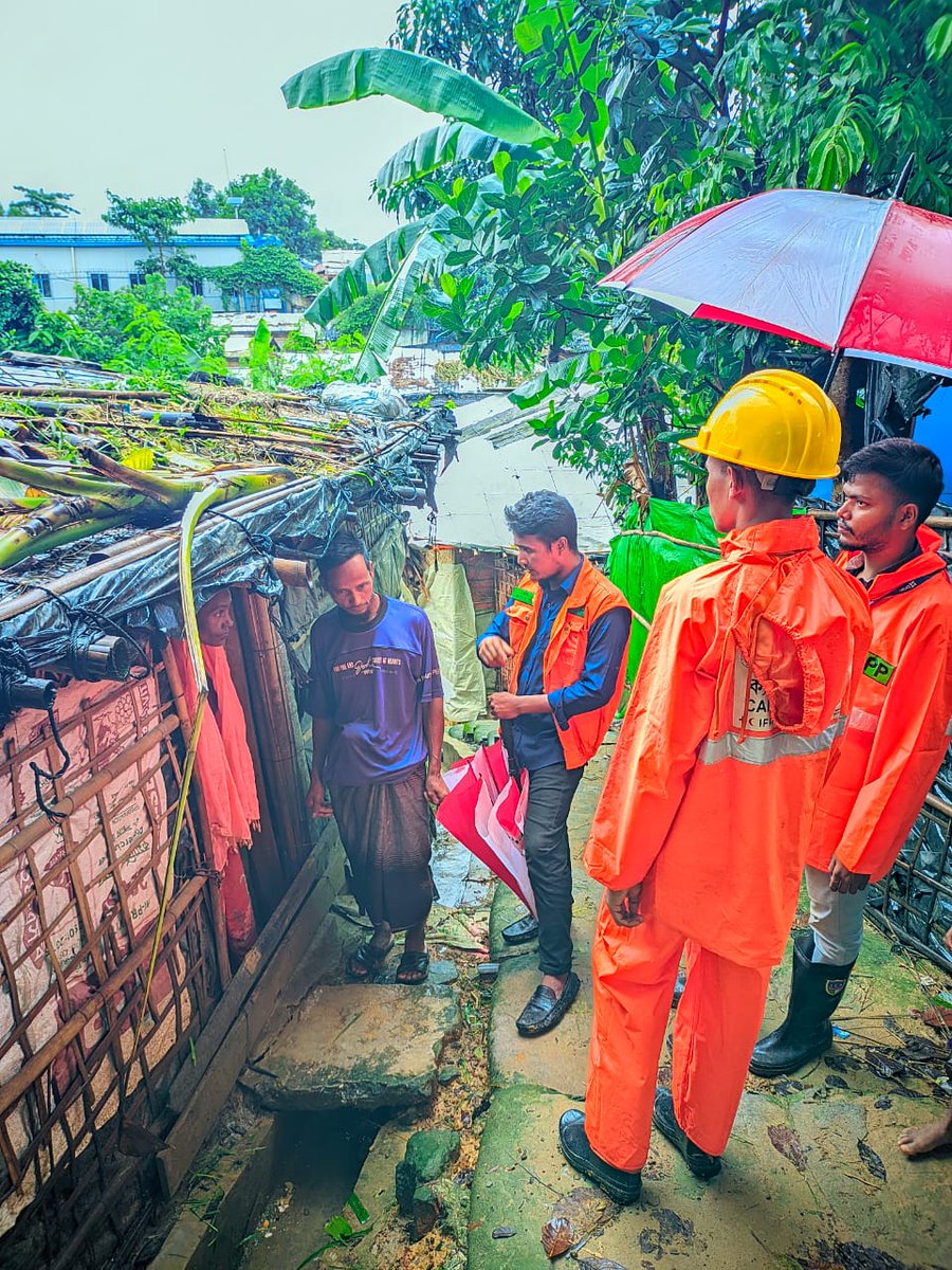 BDRCS1's tweet photo. Monsoon rains heavily impacted the people living in Cox's Bazar camps.
Local arrangements, bolstered by the efforts of 3,000+ trained camp volunteers by @BDRCS1 &amp; CPP, performed admirably, applying multi-hazard response &amp; first aid skills to mitigate the impact of the ongoing 🌧️. https://t.co/0TMMydnr9O