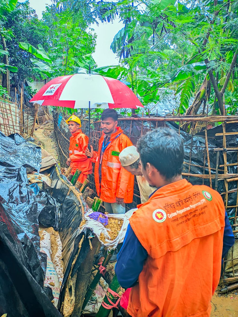 BDRCS1's tweet photo. Monsoon rains heavily impacted the people living in Cox's Bazar camps.
Local arrangements, bolstered by the efforts of 3,000+ trained camp volunteers by @BDRCS1 &amp; CPP, performed admirably, applying multi-hazard response &amp; first aid skills to mitigate the impact of the ongoing 🌧️. https://t.co/0TMMydnr9O