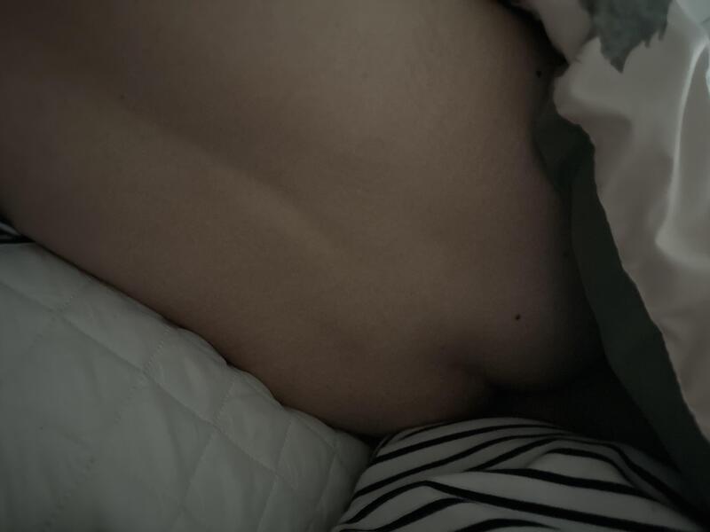 아내와 별거 한지도 오래되었다.  육아하느라 힘들어할 겨를도 없지만, 1. 외로움. 2. 섹스  이 두 가지 문제는 현실이더라.  별거 사유를 떠나 가끔 아내가 집에 찾아오면 뭔가 연애시절로 돌아간 느낌이 든다. 오래간만에 뜨거운 모닝섹스까지.