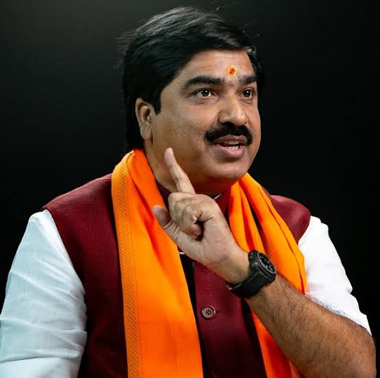 JaikyYadav16's tweet photo. ABP News की एंकर रोमाना ईसार खान ने BJP प्रवक्ता को जबरदस्त रेला है😂

प्रेम शुक्ला ने बुर्का को लेकर कुछ कहा तो रोमाना ईसार ने कहा कि 

रोमाना खान है तो बुर्का भी पहनेगी
मुसलमान है तो जिहादी होगी
मुसलमान है तो ज़हरीली होगी
मुसलमान है तो दबा लो 
मुसलमान है तो हिंदू मुसलमान कर लो

ये पंडित शुक्ला यहां ABP News पर बैठकर ज्ञान देगा  और हम सुनते रहेंगे, नहीं हम भी पलटकर जवाब देंगे, बेनकाब करेंगे पंडित शुक्ला को, मुसलमान होना इस देश में कोई गुनाह नहीं, मैं गर्व से कहती हूं कि मैं हिन्दुस्तानी हूं और मैं गर्व से कहती हूं कि मैं हिन्दुस्तानी मुसलमान हूं।

तगड़ी बैंड बजाई है रोमाना खान ने प्रेम शुक्ला की😂😂