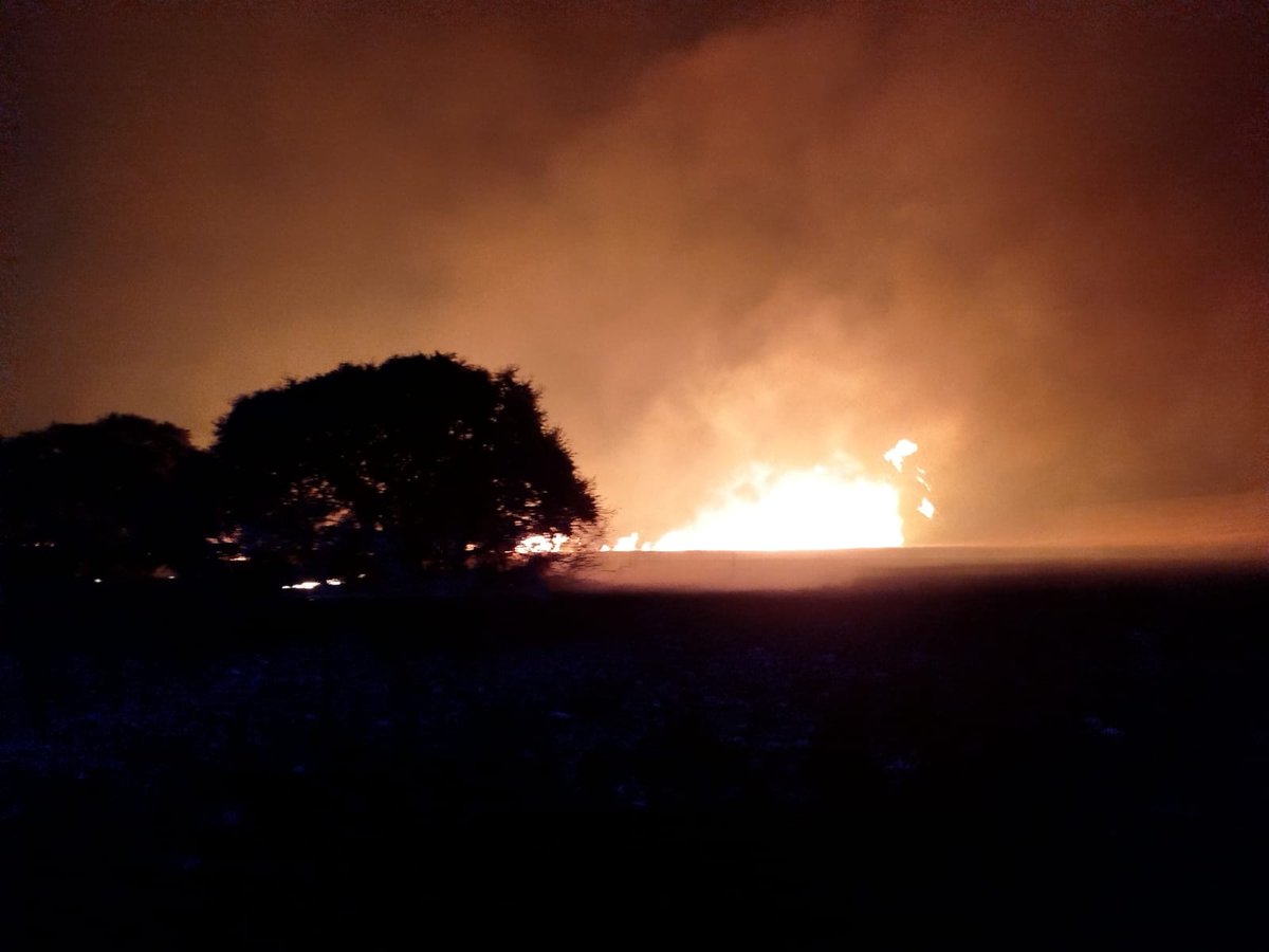 ExtremaduraON's tweet photo. Desde primera hora de esta noche trabajando en #If entre Valverde y Almendral. Ha  obligado a cortar el tráfico en la carretera EX -105. https://t.co/6yobTzS6KW