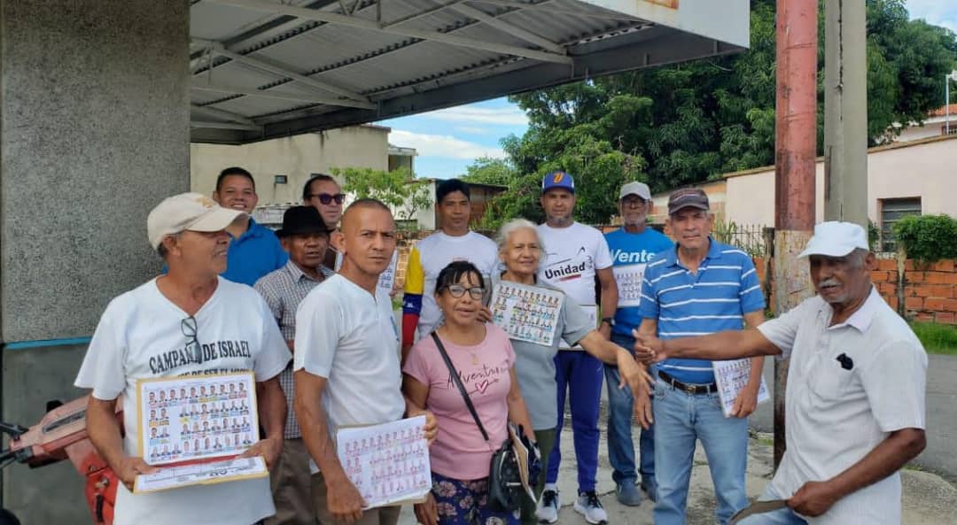 El día martes 02 de julio se realizó una jornada informativa enseñando a votar a la comunidad del sector Rosario I y Rosario II, Municipio Carlos Arvelo.

#ADecosconedmundo
#VamosAGanar