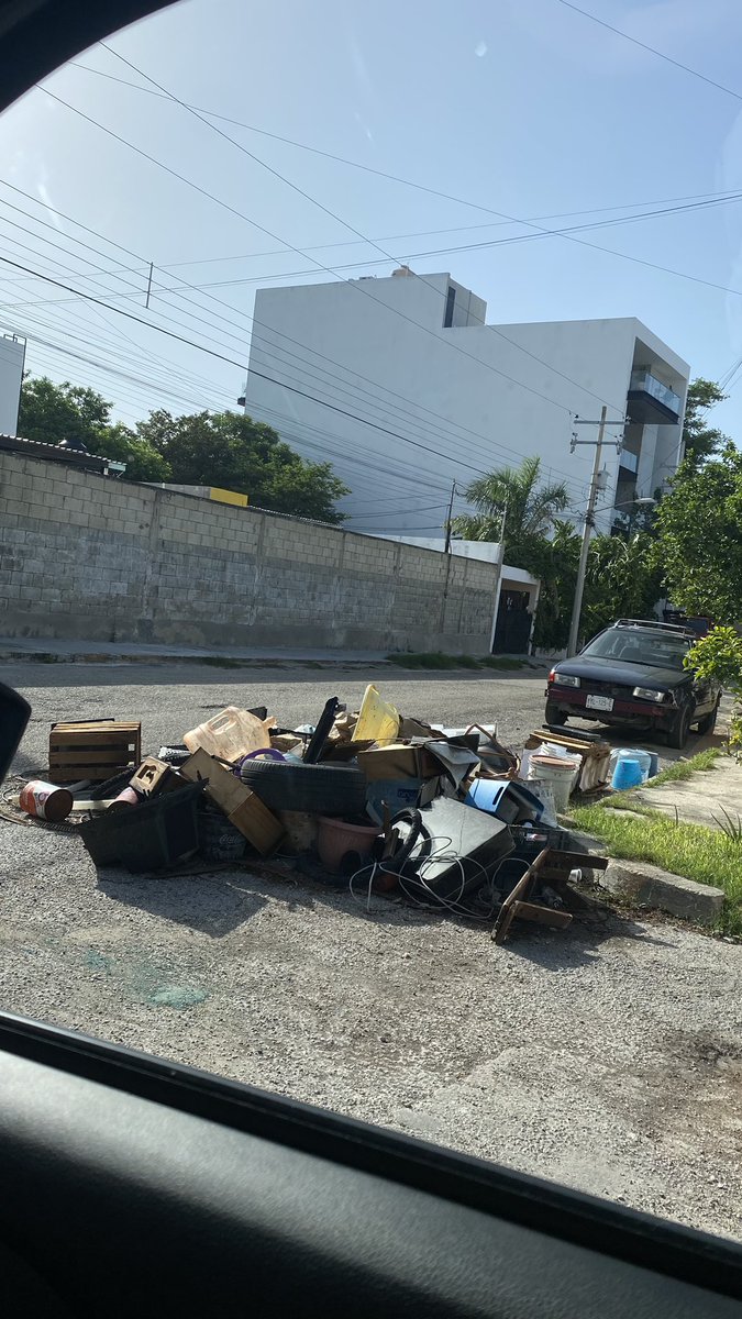 Quien es el encargado de llevarse esto ?😭 cada día se pone peor en Montes de Ame <a href="/AyuntaMerida/">Ayuntamiento Mérida</a> @ServilimpiaMx