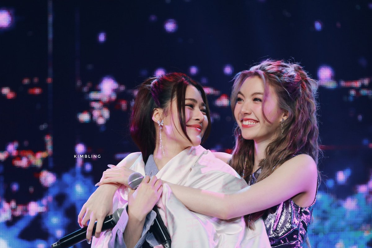 memory_cho's tweet image. หากมีคน 1,000 คนรักคุณ เราเป็นหนึ่งในนั้น
หากมีคน 100 คนรักคุณ เราก็เป็นหนึ่งในนั้น
หากมีคน 10 คนรักคุณ เราก็ยังเป็นหนึ่งในนั้น
หากมีคนเพียง 1 คนรักคุณ คนนั้นจะยังเป็นเรา
แต่...หากไม่เหลือใครซักคนที่รักคุณ
นั่นหมายความว่า “เราได้ตายไปแล้ว” 💜

WE LOVE LINGORM 
#หลิงออม #LingOrm