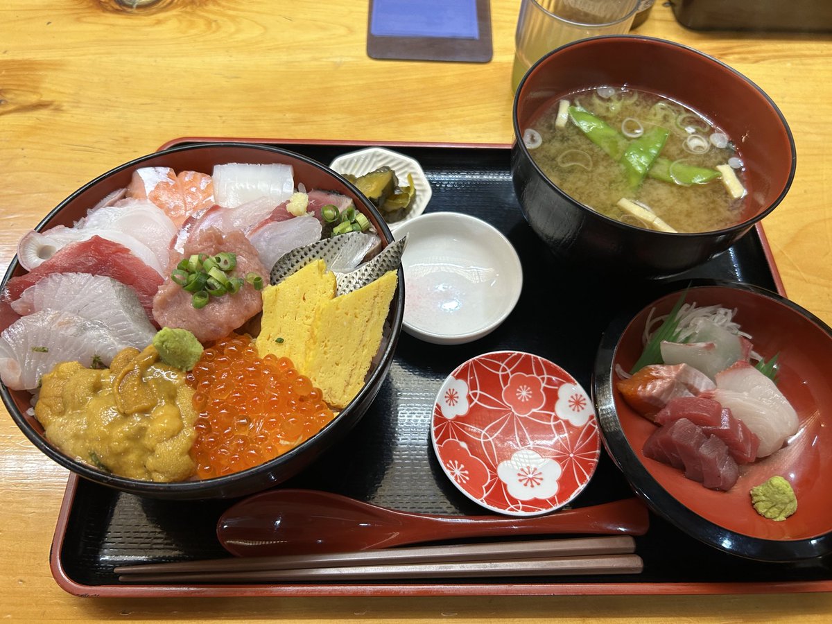 むつわんさん訪問。
特上海鮮丼大盛り+刺身。
うに丼と悩みましたが、いろいろ食べたくて海鮮丼を選択。
でかい、うまい、腹いっぱい！
今日も美味しくいただきました！
#海食亭むつわん #海鮮丼
