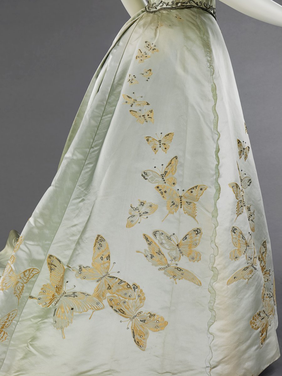 Paris
House of Worth,
7 rue de la Paix.

Lovely Evening Gown, 1898.

Silk, metal, rhinestones.
<a href="/metmuseum/">The Metropolitan Museum of Art</a> 
#FashionHistory