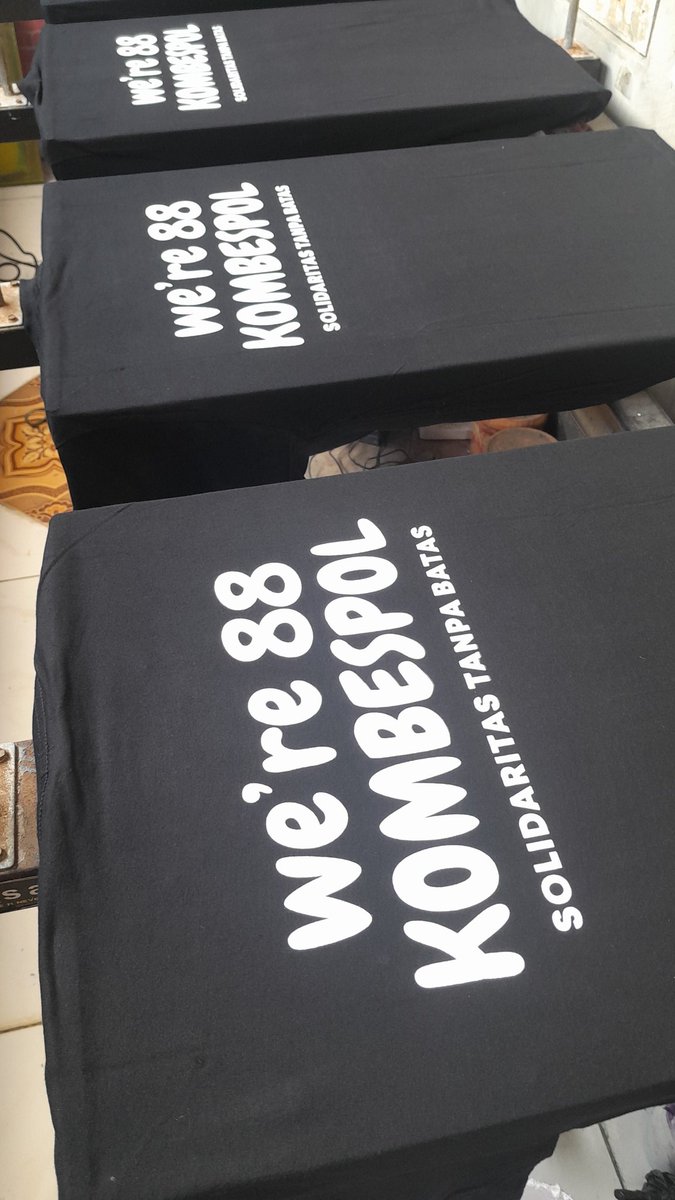 #screenprintinglife #screenprinting #screen 
#cetaksaring #sablonkaos #sablonmanual 
#sablonsatuan #rocknroll #shottingday #video 
#blitar #kaos