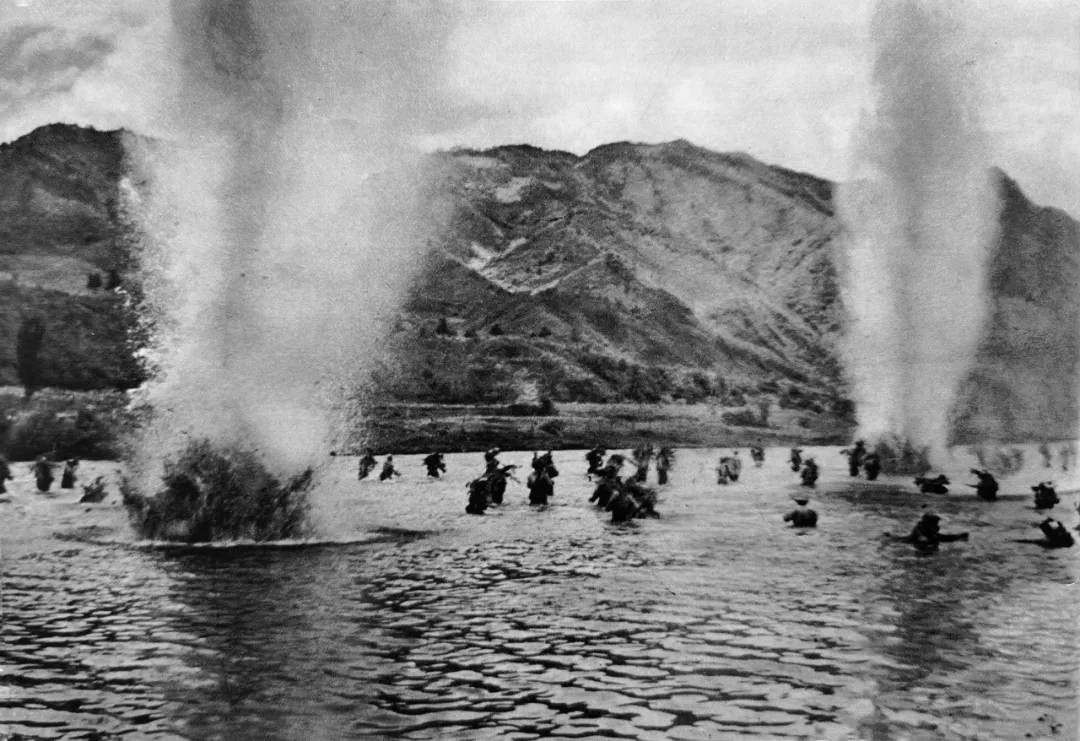 136Division's tweet photo. #Oldimage
#Koreawar, 1951. 5.16
PVA(PLA) 20th corps forcibly broke through the Zhaoyang River defense line(Soyanggang, 100km away from Seoul) under the intensive artillery fire of the 🇺🇸 Army 25th &amp; 26th div. https://t.co/ysaXXgJWnf