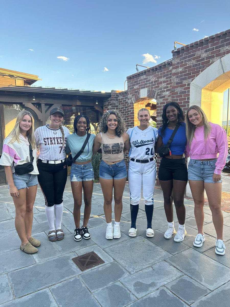 baileyclairedav's tweet image. Dinner with my cowgirl family! Can’t wait till we’re all together💙💛