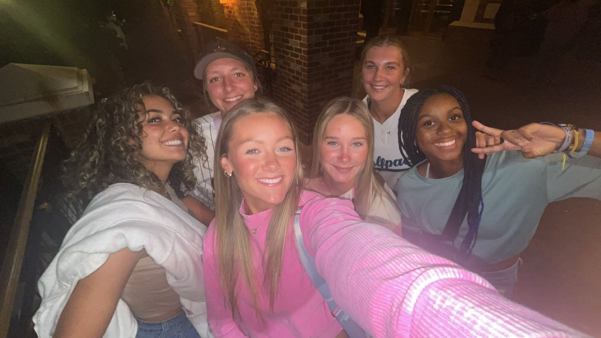 baileyclairedav's tweet image. Dinner with my cowgirl family! Can’t wait till we’re all together💙💛
