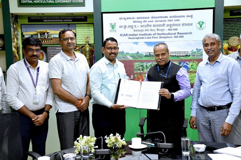 ICAR_IIHR's tweet image. @ICAR_IIHR signed an MoA with @NSCLIMITED for the multiplication and distribution of quality seeds of horticultural crops. This partnership will benefit farmers nationwide. 🌱👨‍🌾 #Agriculture #Horticulture #SeedDistribution #FarmersFirst