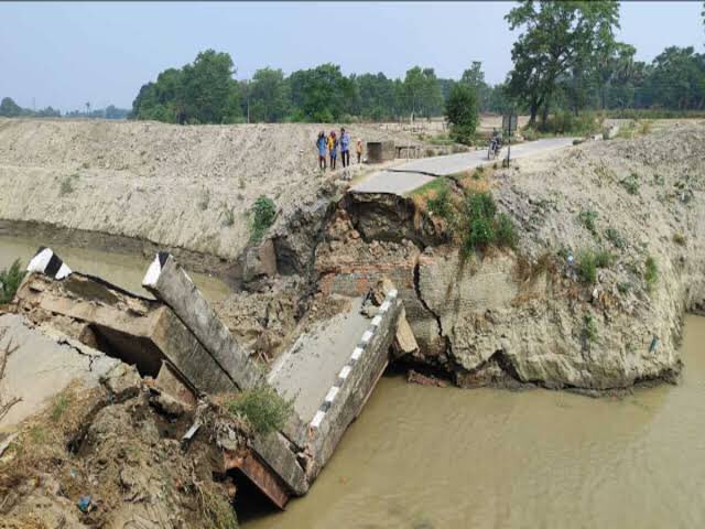 headlinesbihar's tweet photo. बिहार में यह क्या हो रहा है? छपरा में एक और पुल हुआ धराशायी, 24 घंटे के भीतर तीन ब्रिज गिरे;
#NitishKumar #chhapra #headlinesbihar https://t.co/91KxZysH5g
