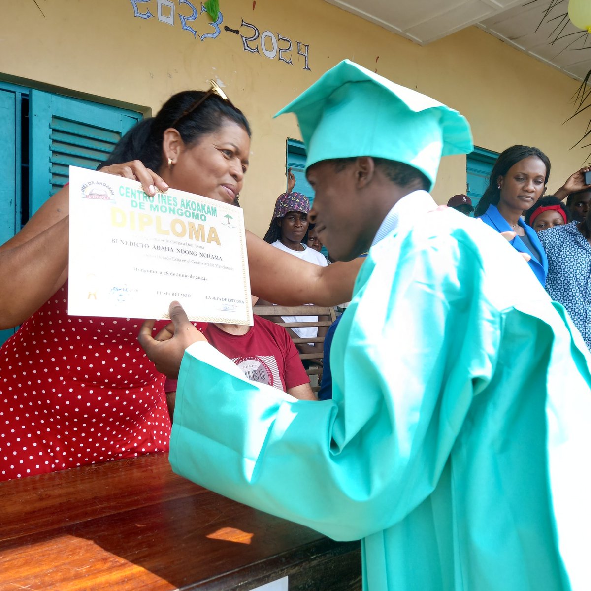 idalmis_wanton's tweet photo. Entrega de Diplomas a los Graduados en el INES de AKOAKAM  por una #Guineamejor https://t.co/dRg0g20ne9
